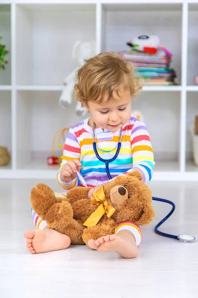 Dziecko Bawi Się Niedźwiedziem Wybiórcze Skupienie Dzieciaku — Zdjęcie stockowe