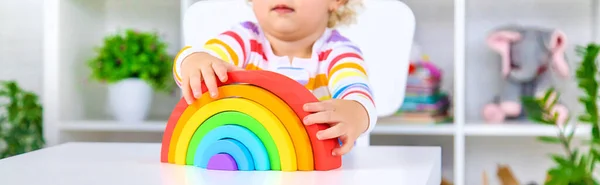 Het Kind Verzamelt Regenboog Van Bouwer Selectieve Focus Jongen — Stockfoto
