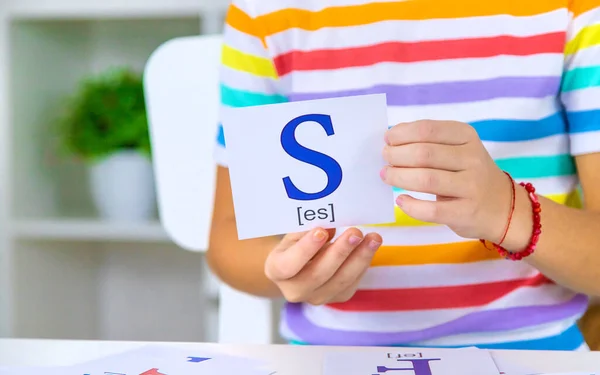 Παιδί Μαθαίνει Αγγλικά Γράμματα Επιλεκτική Εστίαση Παιδί — Φωτογραφία Αρχείου