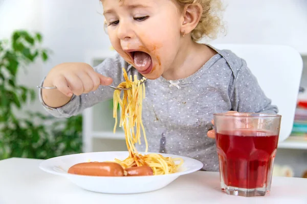 Παιδί Τρώει Σπαγγέτι Επιλεκτική Εστίαση Τρόφιμα — Φωτογραφία Αρχείου