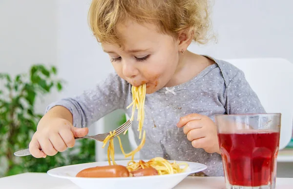 Criança Come Almoço Espaguete Foco Seletivo Alimentos — Fotografia de Stock