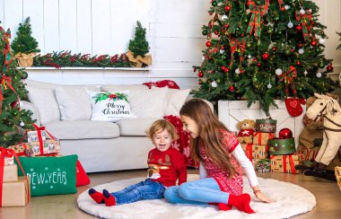 Çocuklar Noel ağacının yanında. Seçici odaklanma. Çocuk.