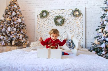 Çocuk ağacın altındaki Noel hediyelerini açar. Seçici odaklanma. Çocuk.