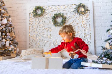 Çocuk ağacın altındaki Noel hediyelerini açar. Seçici odaklanma. Çocuk.