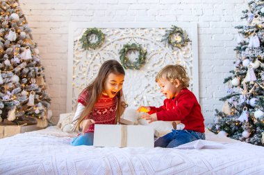 Çocuklar ağacın altındaki Noel hediyelerini açarlar. Seçici odaklanma. Çocuk.