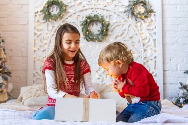 Çocuklar ağacın altındaki Noel hediyelerini açarlar. Seçici odaklanma. Çocuk.