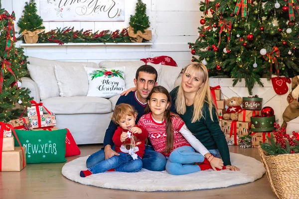 Familie Foto Bij Kerstboom Selectieve Focus Vakantie — Stockfoto
