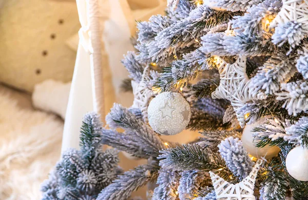 Lichte Kerstboom Achtergrond Selectieve Focus Vakantie — Stockfoto