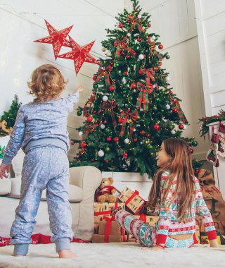 Çocuklar Noel ağacına bakın. Seçici odaklanma. Çocuk.