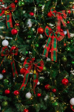 Hediyeli Noel ağacı. Seçici odaklanma. Tatil.