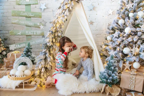 Παιδί Στη Διακόσμηση Του Δωματίου Του Χριστούγεννα Επιλεκτική Εστίαση Παιδί — Φωτογραφία Αρχείου