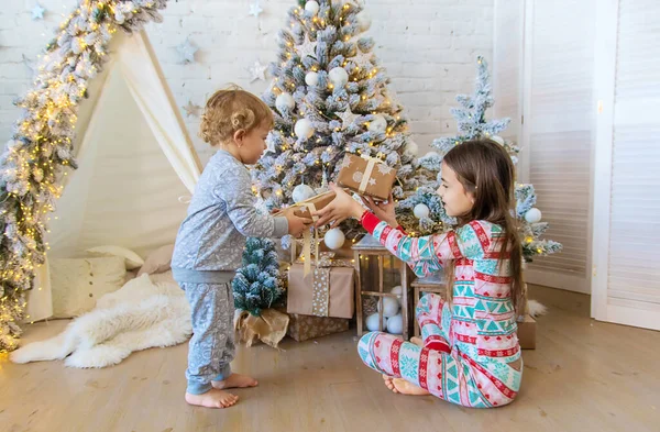 Niño Abrir Regalos Navidad Bajo Árbol Enfoque Selectivo Niño —  Fotos de Stock