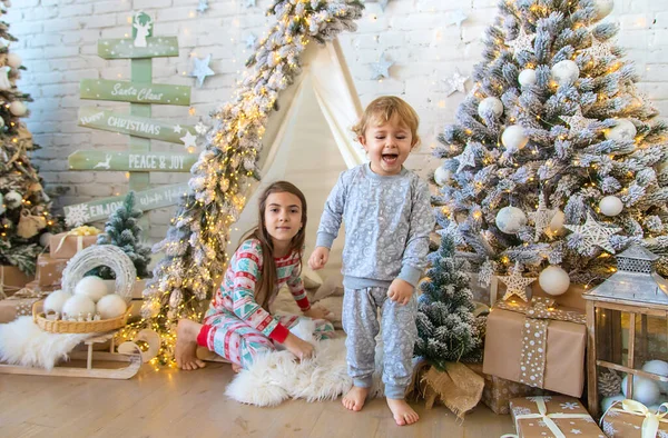 Дитина Його Кімнаті Прикрашає Різдво Вибірковий Фокус Хлопчик — стокове фото