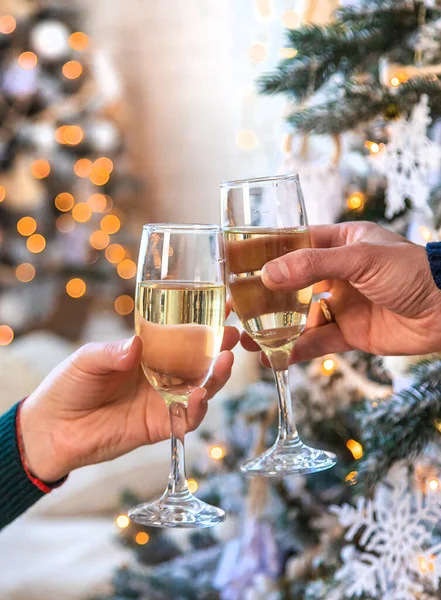 Man Vrouw Met Champagne Hun Handen Bij Kerstboom Selectieve Focus — Stockfoto