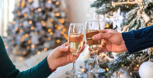 Man Vrouw Met Champagne Hun Handen Bij Kerstboom Selectieve Focus — Stockfoto