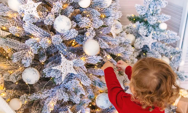 Bambino Appende Una Decorazione Sull Albero Natale Concentrazione Selettiva Ragazzo — Foto Stock