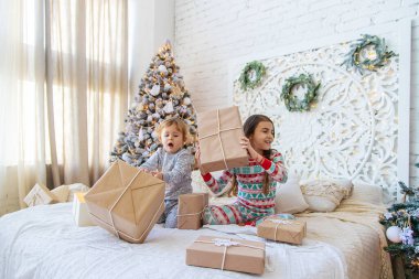 Çocuk ağacın altındaki Noel hediyelerini açar. Seçici odaklanma. Çocuk.