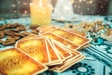 Tarot kartları masada. Seçici odaklanma. Sihir.