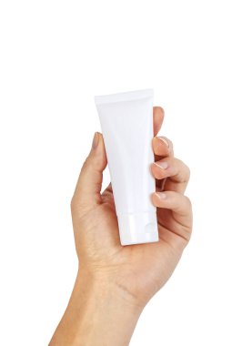 İzole edilmiş bir kadının elindeki krema. Seçici odaklanma. Beyaz.