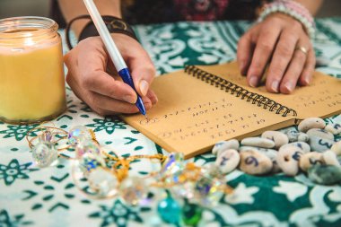 Masanın üzerinde numaralar var. Seçici odaklanma. eski.