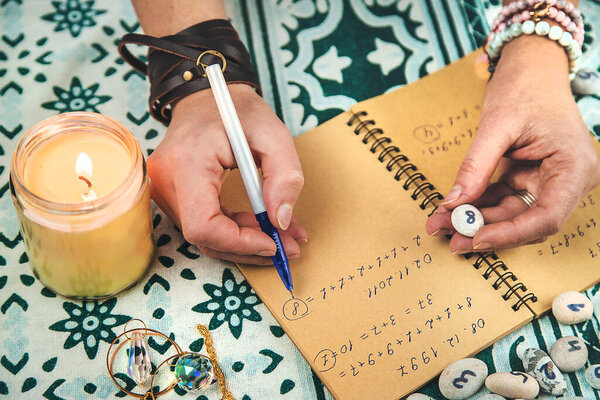 Числа нумерологии на столе. Выборочный фокус. старый.