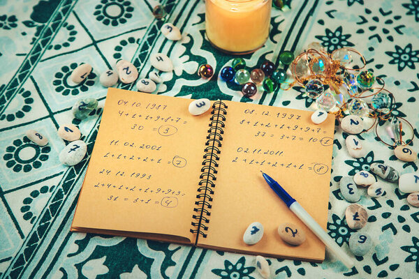 Числа нумерологии на столе. Выборочный фокус. старый.