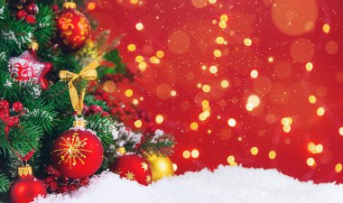 Noel ağacı olan güzel bir Noel arkaplanı. Seçici odaklanma. Tatil.