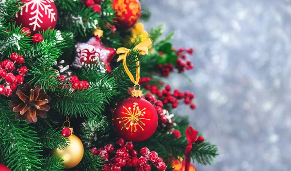 Όμορφο Χριστουγεννιάτικο Φόντο Ένα Χριστουγεννιάτικο Δέντρο Επιλεκτική Εστίαση Διακοπές — Φωτογραφία Αρχείου