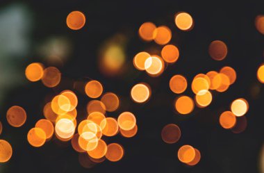 Siyah arka planda sarı bokeh noeli. Seçici odaklanma. Tatil.