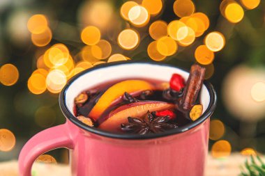 Yılbaşı arka planında sıcak şarap. Seçici odaklanma. İç..