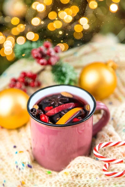 Glühwein Vor Weihnachtlichem Hintergrund Selektiver Fokus Trinken — Stockfoto