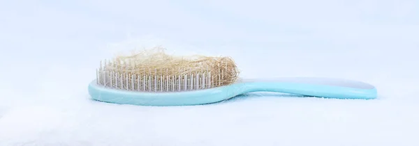 Peigne Avec Des Cheveux Sur Fond Blanc Concentration Sélective Isolat — Photo