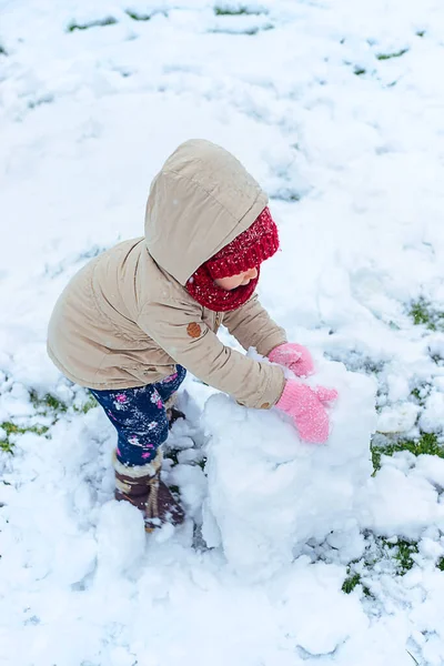 Dzieci Robią Bałwana Zimą Wybiórcze Skupienie Dzieciaku — Zdjęcie stockowe