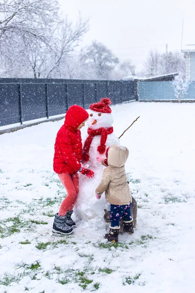 孩子们在冬天堆雪人 有选择的重点 — 图库照片