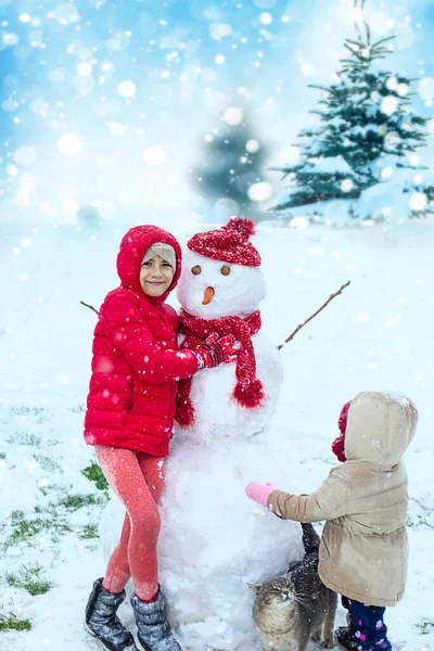 孩子们在冬天堆雪人 有选择的重点 — 图库照片