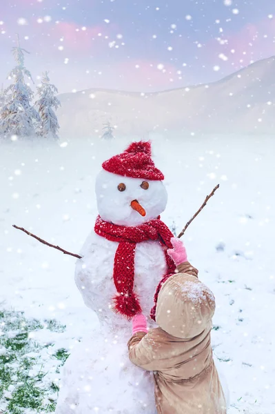 Crianças Fazem Boneco Neve Inverno Foco Seletivo Miúdo — Fotografia de Stock