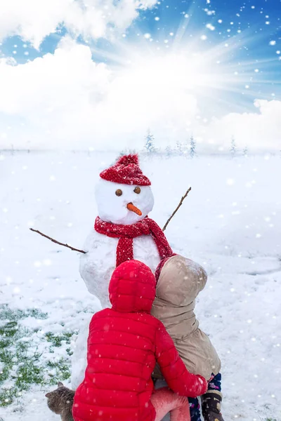 子供たちは冬に雪だるまを作る 選択的フォーカス キッド — ストック写真