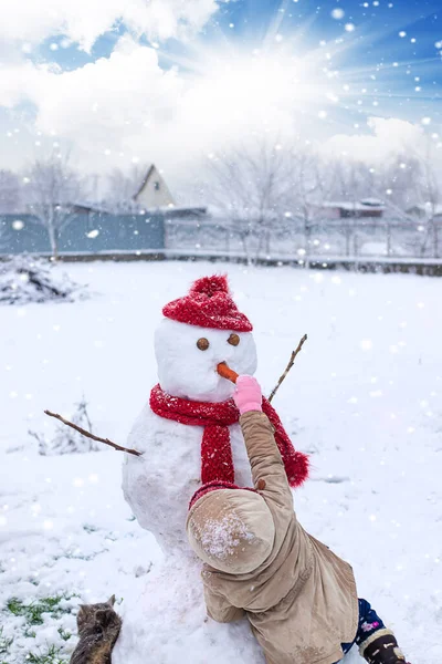Діти Роблять Сніговика Взимку Вибірковий Фокус Хлопчик — стокове фото