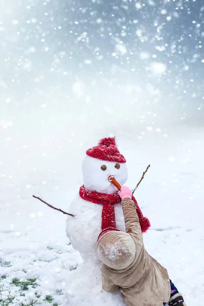 子供たちは冬に雪だるまを作る 選択的フォーカス キッド — ストック写真