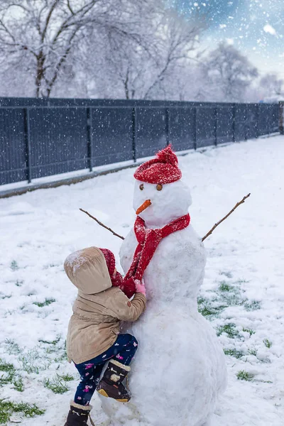 Barn Gör Snögubbar Vintern Selektivt Fokus Grabben — Stockfoto