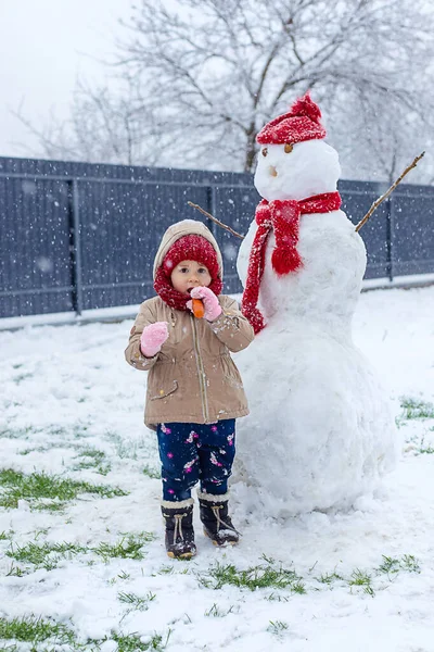 Bambini Fanno Pupazzo Neve Inverno Concentrazione Selettiva Ragazzo — Foto Stock
