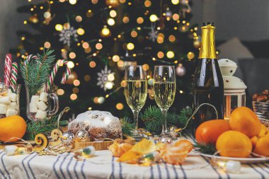 Noel masasında şampanya. Seçici odaklanma. Tatil.