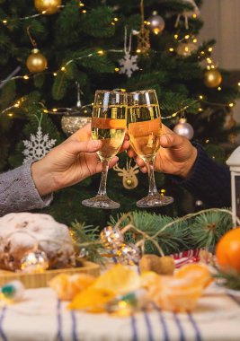 Noel masasında şampanya. Seçici odaklanma. Tatil.