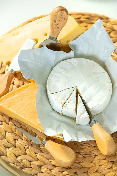 奶酪在桌子上 有选择的重点 — 图库照片