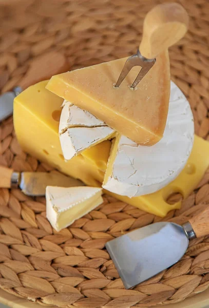 Auf Dem Tisch Liegt Käse Selektiver Fokus Lebensmittel — Stockfoto