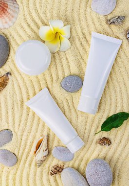 Spa deniz kumunda kozmetik ürünleri. Seçici odaklanma. Doğa.