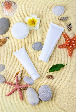 Spa deniz kumunda kozmetik ürünleri. Seçici odaklanma. Doğa.