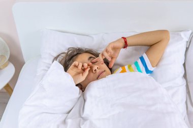 Çocuk sabahleyin yatakta uyur. Seçici odaklanma. Çocuk.