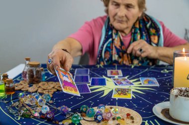 Falcı tarot kartları okur. Seçici odaklanma. Eski.
