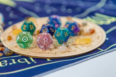 Masa astrolojisinde numaralar var. Seçici odaklanma. eski.